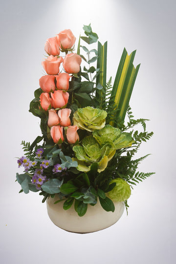 Exquisito arreglo de rosas con follajes especiales