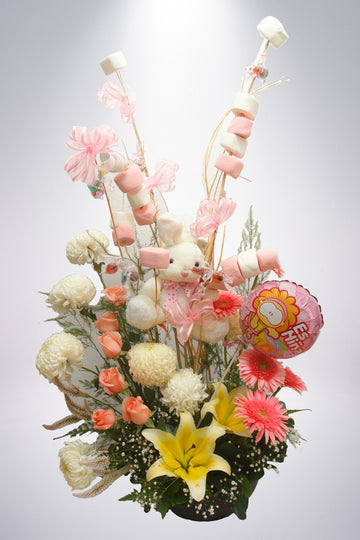 Arreglo fantasía en color rosa o azul crisantemos, casablanca dulces y bombones globo y peluche