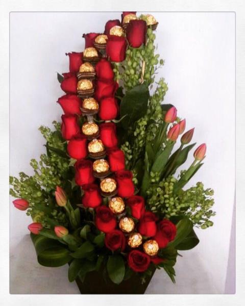 Único arreglo de rosas y chocolates