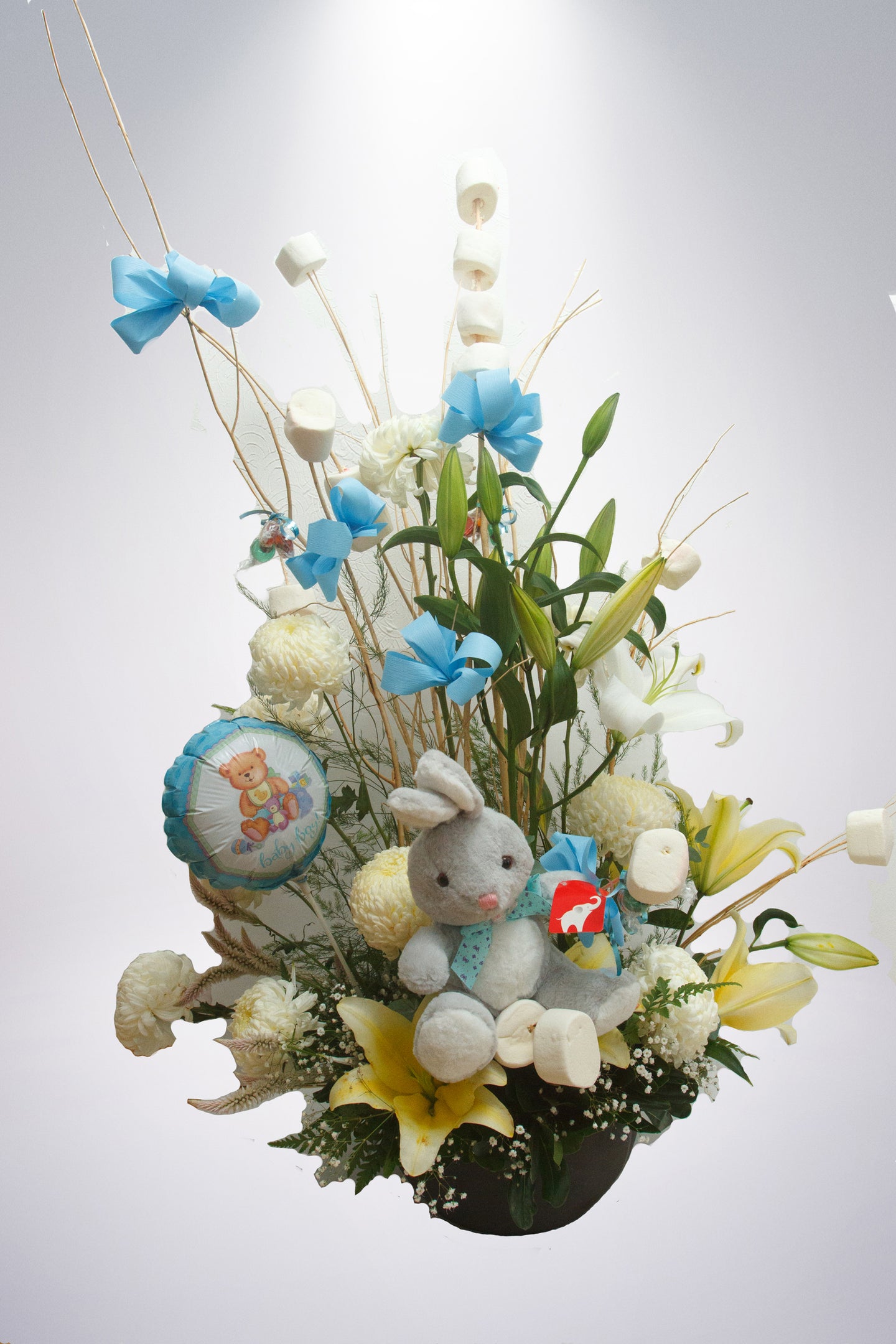 Arreglo fantasía en color rosa o azul crisantemos, casablanca dulces y bombones globo y peluche