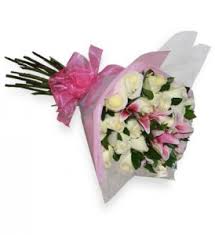 Ramo con acapulcos y rosas